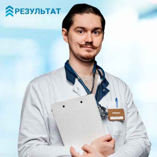 Врач в белом халате с планшетом в руках
